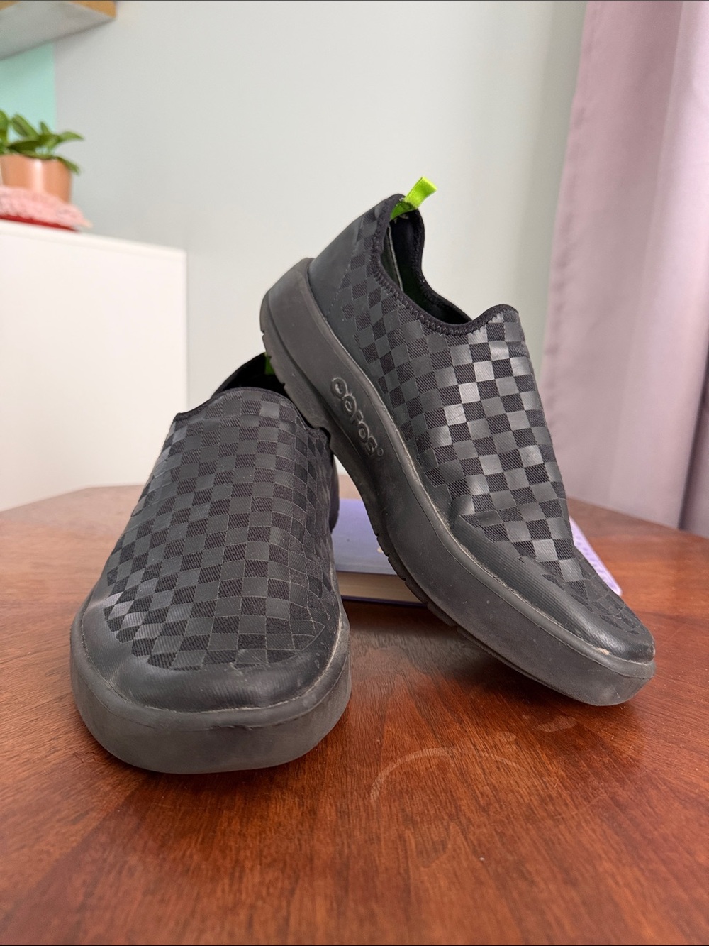 OOFOS Black Checkered Slip-On Athletic shoes size 9.5 M/Women’s 11 unisex
